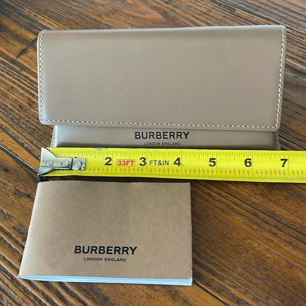 BURBERRY Leather Sunglasses Case fits oversized glasses in Tan and Velvet Cream